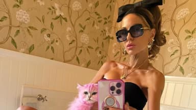 Kate Beckinsale mit Sonnenbrille und pinker Katze