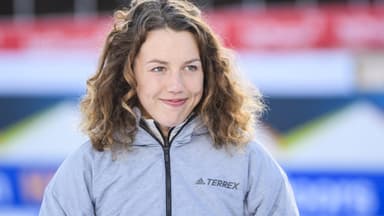 Laura Dahlmeier schaut zur Seite und lächelt