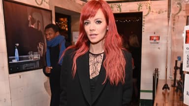 Lily Allen mit roten Haaren