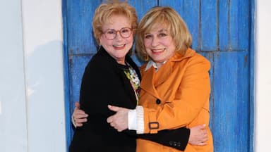 Peggy March und Mary Roos umarmen sich