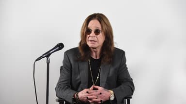 Ozzy Osbourne auf Stuhl mit Mikro