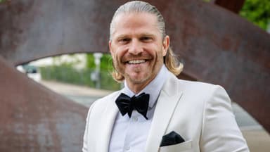 Paul Janke im weißen Sakko