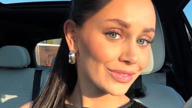 Paulina von "Die Bachelors" im Auto