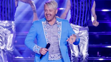 Ross Antony im blauen Anzug 2022