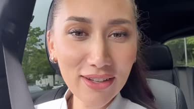 Samira Yavuz macht Selfie im Auto