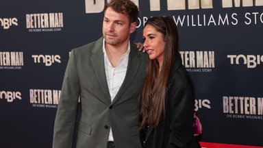 Sarah Engels mit ihrem Ehemann Julian auf dem Roten Teppich