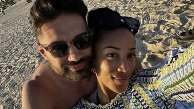 Aleks Petrovic und Vanessa Nwattu machen ein Selfie am Strand