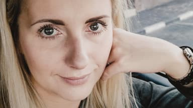 Anna Heiser macht ein Selfie im Auto