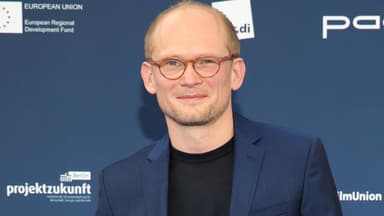 Bernhard Conrad lächelt und trägt eine Brille