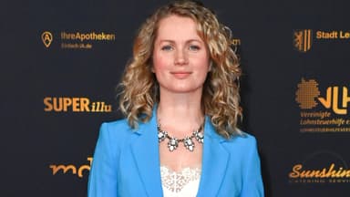 cornelia gröschel in blauen anzug