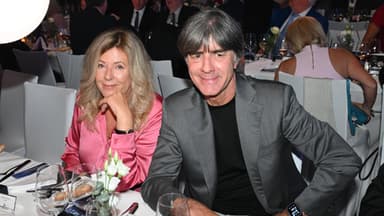 Jogi Löw und Ehefrau Daniela sitzen an einem Tisch