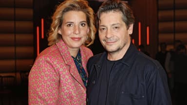 Elena Uhlig und Fritz Karl lächeln in die Kamera.