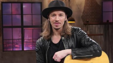 Gil Ofarim posiert mit Gitarre