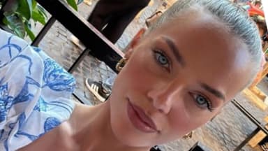 Laura MAria Rypa macht mit ernstem Blick ein Selfie