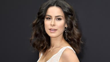 Lena Meyer-Landrut mit lockigen Haaren