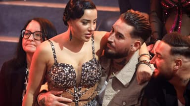 Leyla Heiter und Mike Heiter gucken ernst