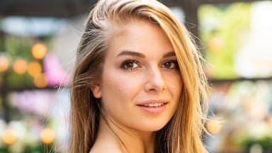 Lola Weippert seitliches Portrait