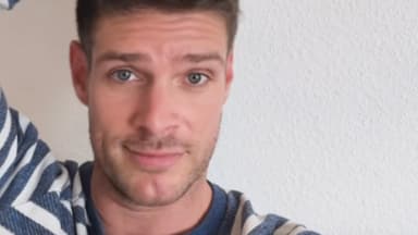 Bachelors Martin Braun vor Spiegel