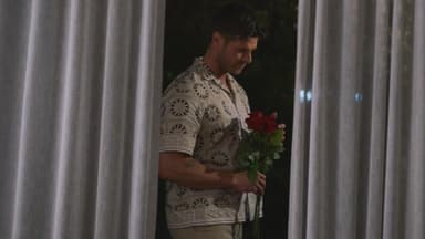 Martin Braun mit Rosen bei Die Bachelors