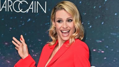 Michelle Hunziker lacht mit Zähnen zeigt Peace-Zeichen