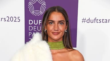  Tanja Makarić im grünen Kleid & Felljacke über der Schulter