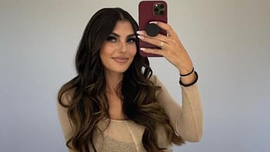 Yeliz Koc macht Spiegelselfie mit Handy