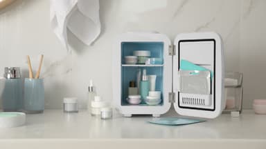 Kleiner Kühlschrank mit Kosmetikprodukten