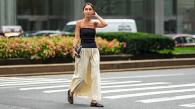 Frau in Rock und Tube Top mit Ballerinas