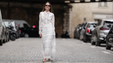 Frau in weißem Sommerkleid