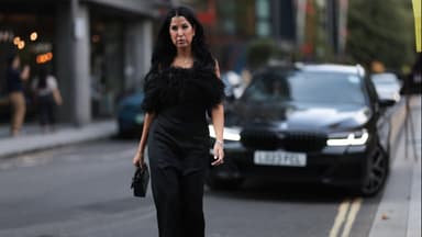 Frau in schwarzem Satinkleid