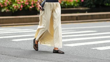 Frau in Rock und Tube Top mit Ballerinas