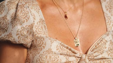 Frau mit Schmuck