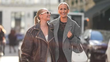 Zwei Frauen in Herbstjacken
