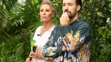 Sonja Zietlow und Jan Köppen gucken kritisch im Dschungelcamü