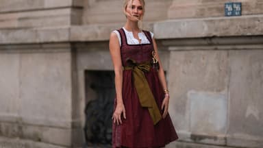 Frau trägt Dirndl für Oktoberfest