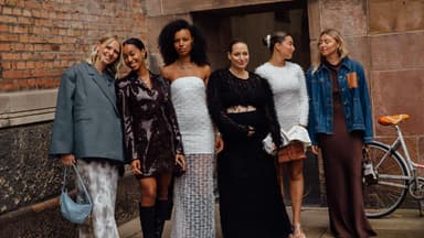 Sechs Frauen in stylischen Looks