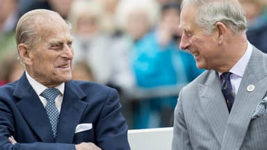 Prinz Philip und König Charles III. lachen sich an