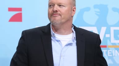 Stefan Raab guckt skeptisch zur Seite