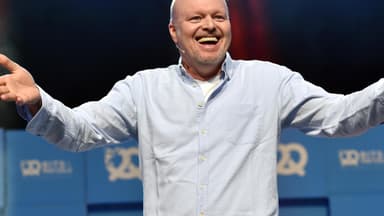 Stefan Raab erfreut und hält Arme in die Luft