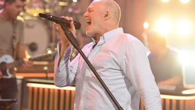 Stefan Raab singt ins Mikrofon