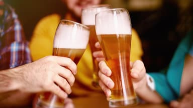 Personen stoßen mit alkoholfreiem Bier an