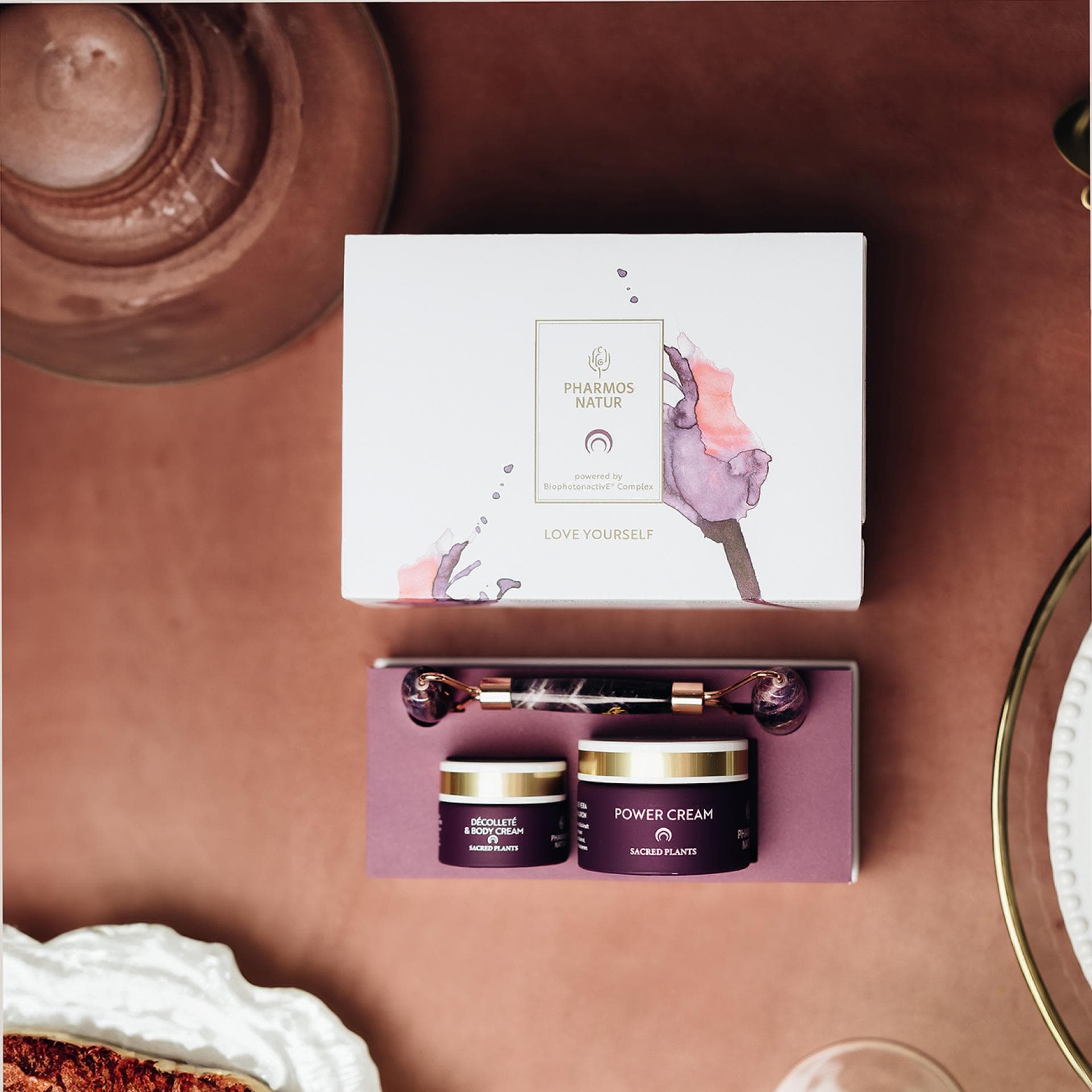 Das "Love your Age"-Set von Pharmos Natur