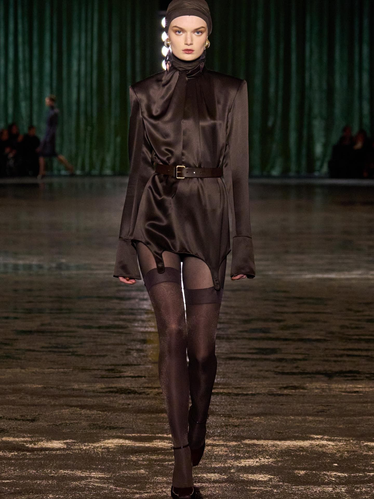 Statt Schwarz: Diese Farbe ist der größte Mode-Trend für die Festtage Brauner Look bei Saint Laurent