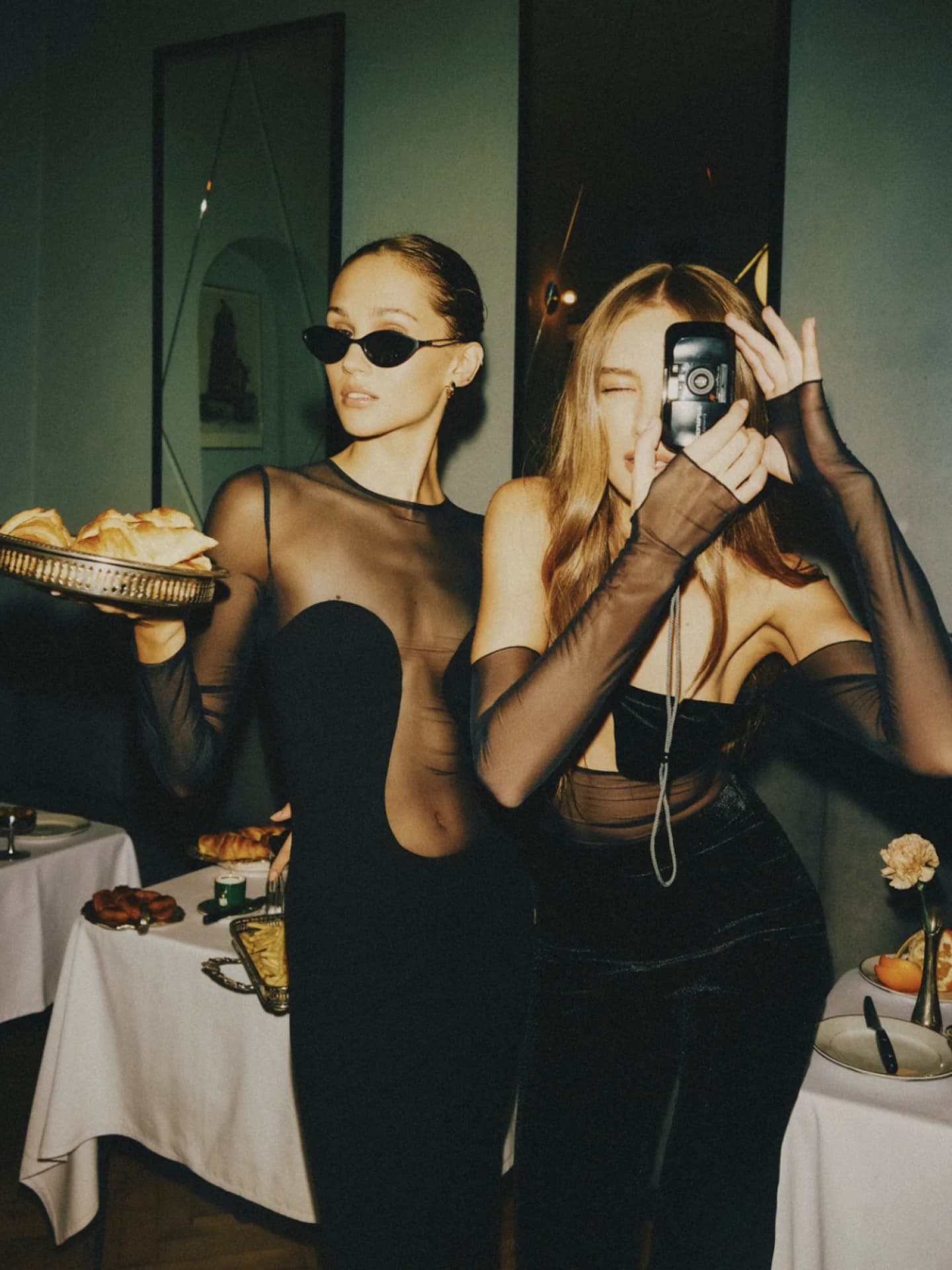 Weder Kleid, noch Jumpsuit: An Silvester 2024 tragen wir das Zwei Frauen in Party-Looks