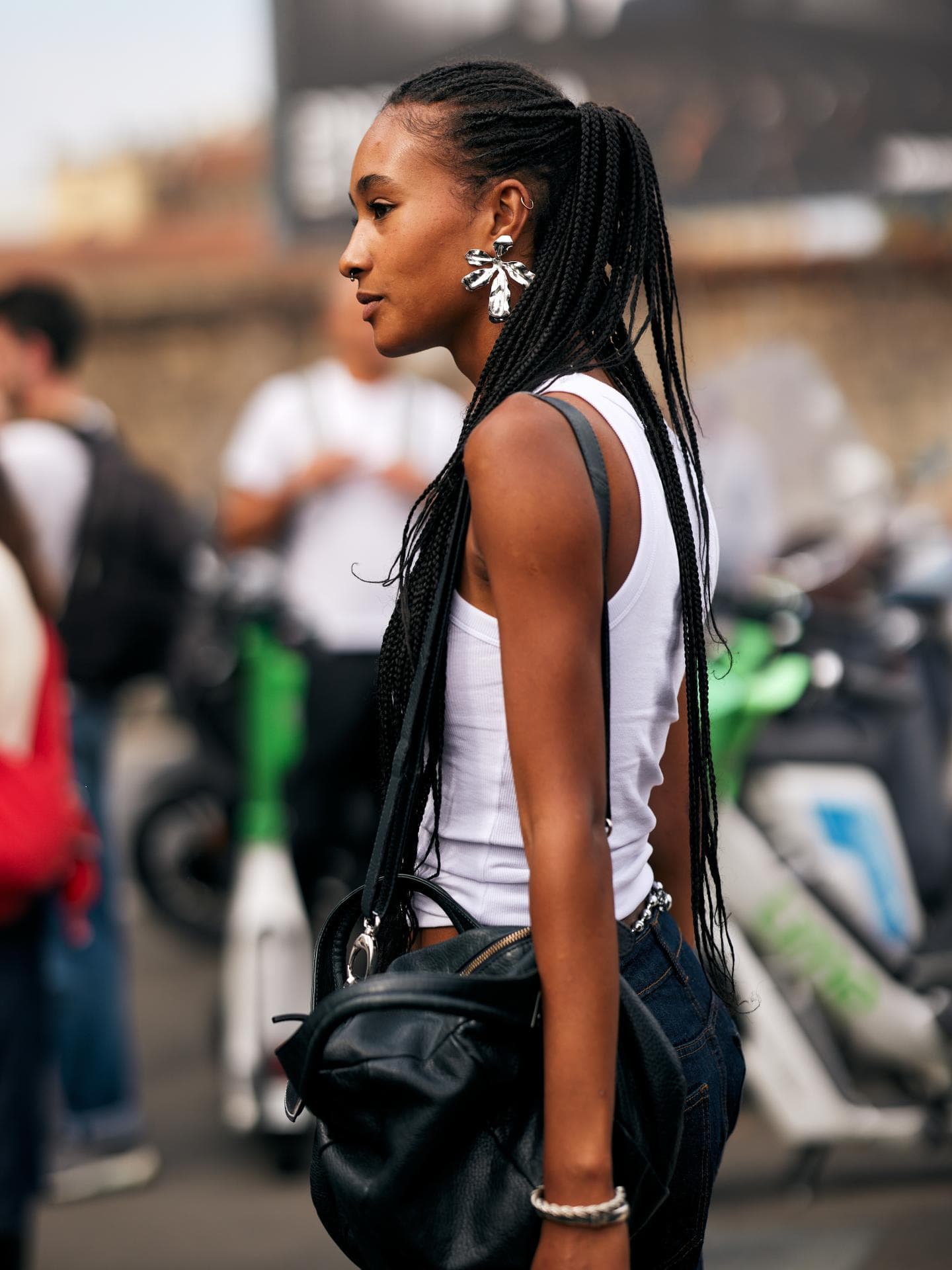"Flower Earrings" sind der romantischste Schmuck-Trend für Weihnachten 2024 Frau mit Flower Earrings