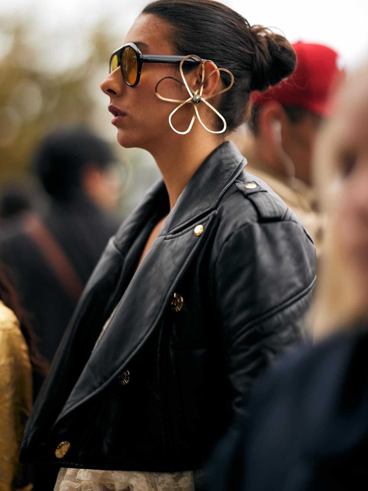Flower Earrings Frau mit Flower Earrings