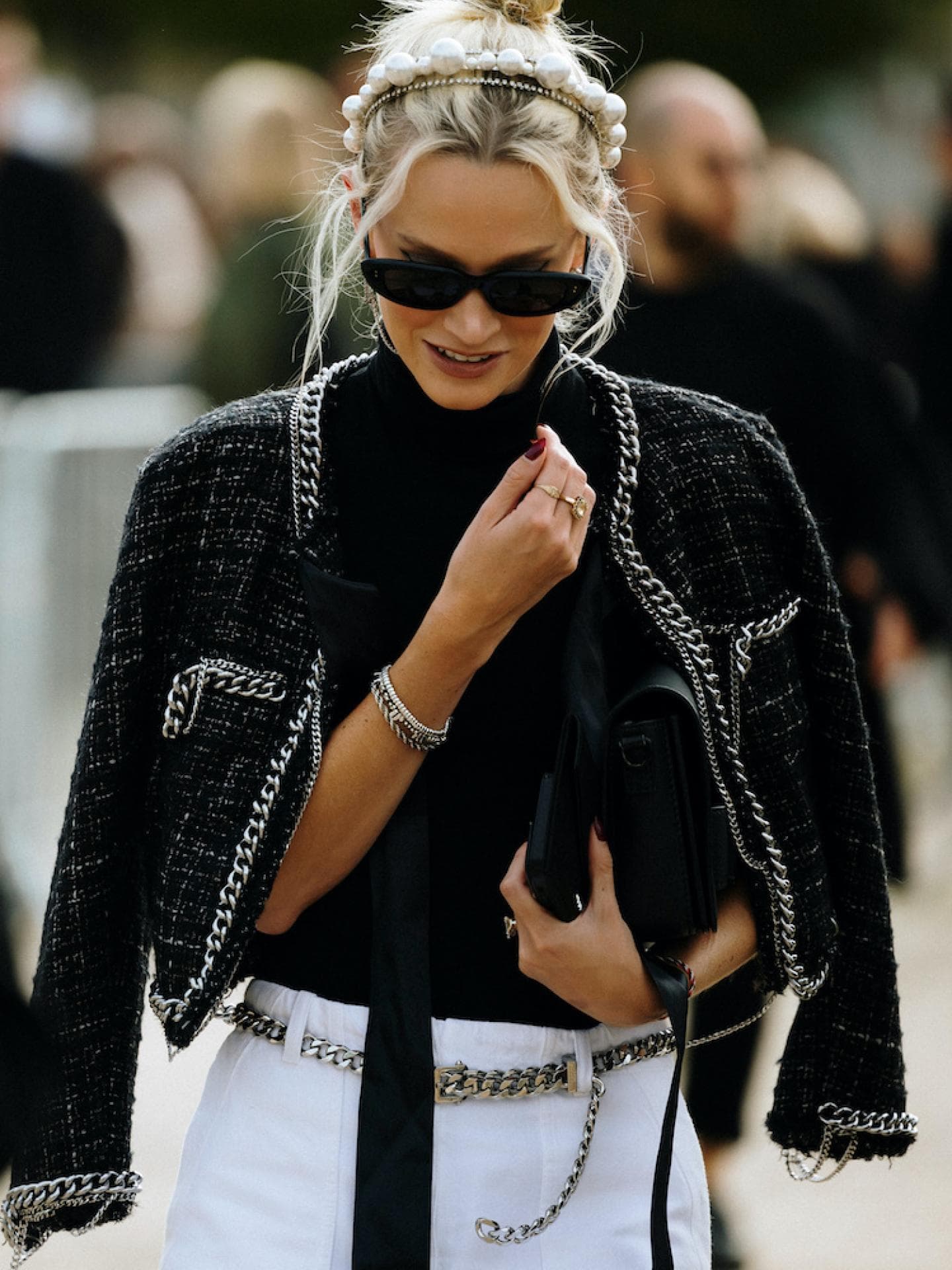 Frau mit Boucle-Jacke Frau mit Boucle-Jacke