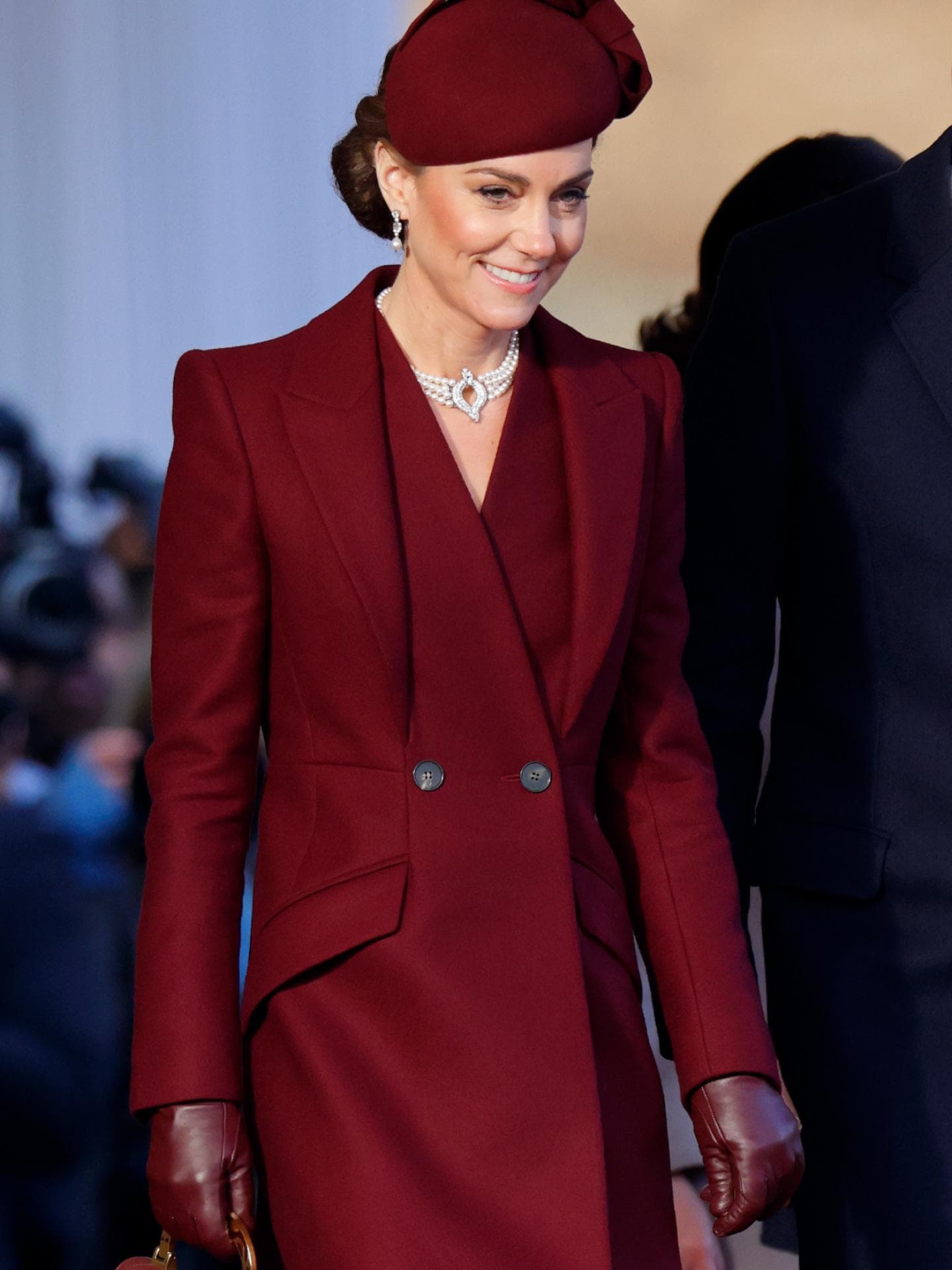 Auch Prinzessin Kate setzt auf die Trendfarbe für den Winter 2024/2025 Prinzessin Kate in Burgunder
