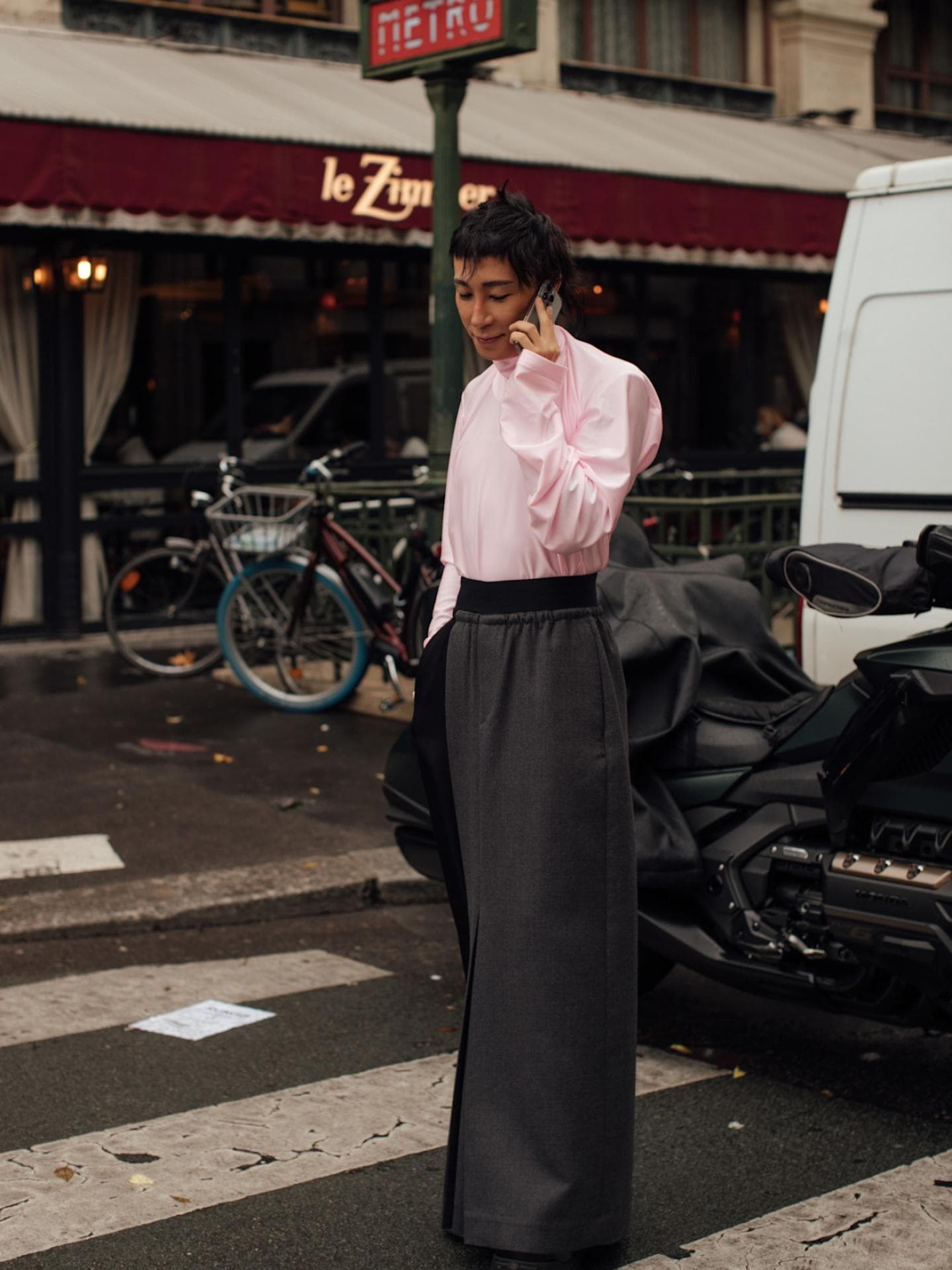So stylen wir die Trendfarbe Puderrosa schon jetzt Frau in Bluse in Puderosa