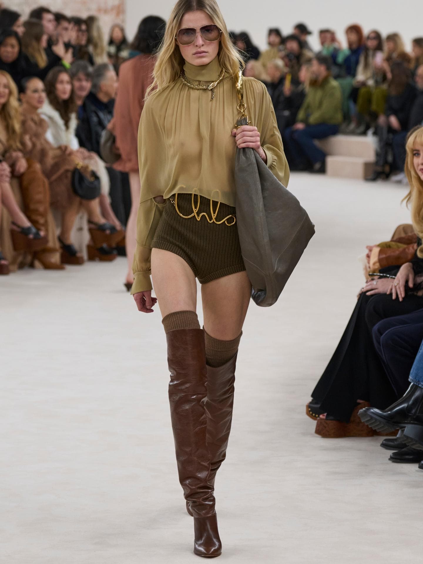 In keiner Form liegen im Winter 2024 Stiefel so sehr im Trend wie in dieser Chloé Runway